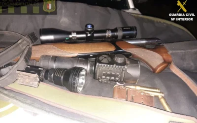 Pillan a un cazador furtivo nocturno que disparaba a ciervos y jabalís con un rifle en Cuenca