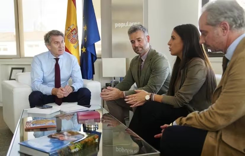 Cazadores se reúnen con Feijóo y abordan la posibilidad de derogar la prohibición de cazar en Parques Nacionales.