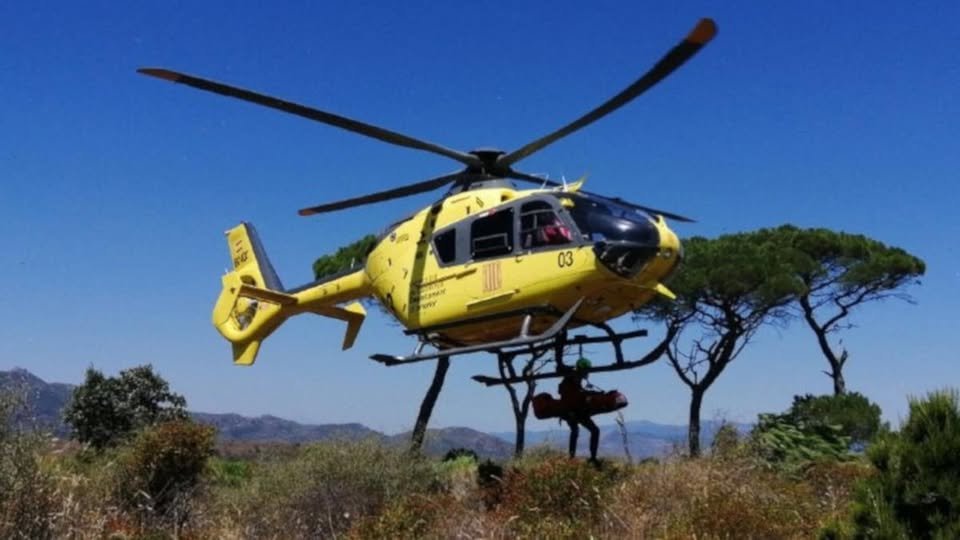Los bomberos rescatan en Les Preses (Girona) a un cazador herido por un jabalí.
