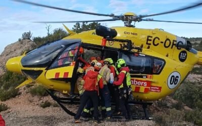 Los Bomberos rescatan en helicóptero a un cazador herido en Ulldemolins.