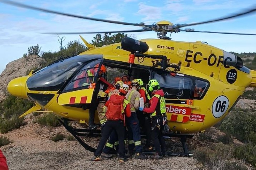 Los Bomberos rescatan en helicóptero a un cazador herido en Ulldemolins.