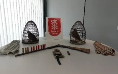 Sorprenden a un hombre de 74 años practicando la caza ilegal con reclamos vivos en Tudela.
